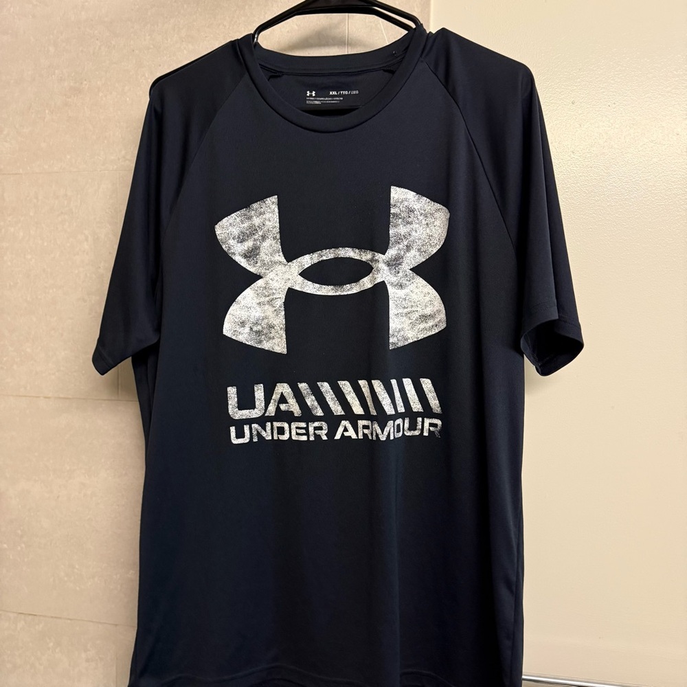 Under Armour Men's Black T-Shirt - L